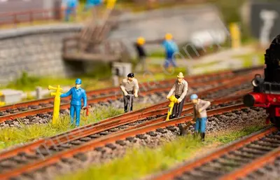 Pracownicy kolejowi z dźwiękiem trąbki ostrzegawczej