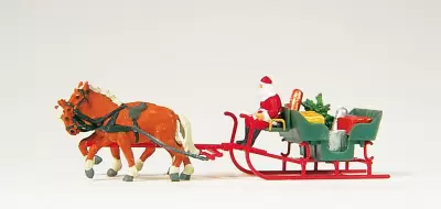Mikołaj z saniami zaprzężonymi w konie