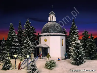Kaplica Pamięci "Cichej Nocy" z oświetleniem i sztucznym śniegiem
